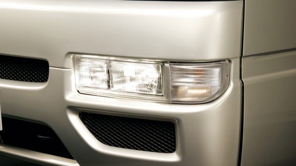 مصابيح هالوجين أمامية في سيارة نيسان سيڤيليان